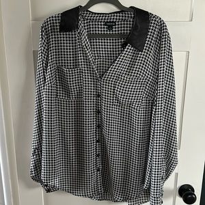 Houndstooth button up blouse with leather color and buttons